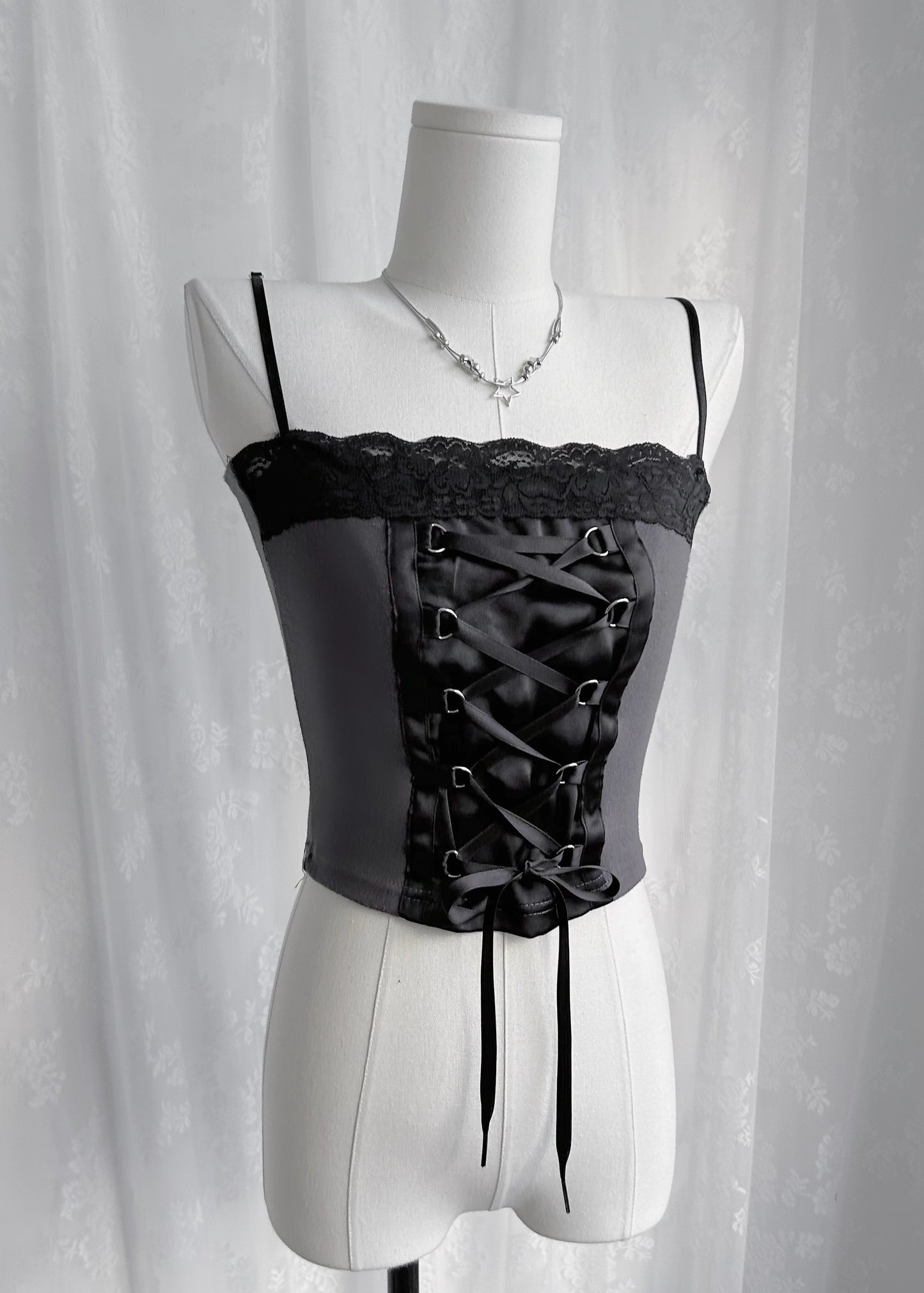 𝐕𝐢𝐯𝐢𝐞𝐧𝐧𝐞 𝐋𝐚𝐜𝐞 𝐆𝐨𝐭𝐡 𝐓𝐚𝐧𝐤 𝐓𝐨𝐩