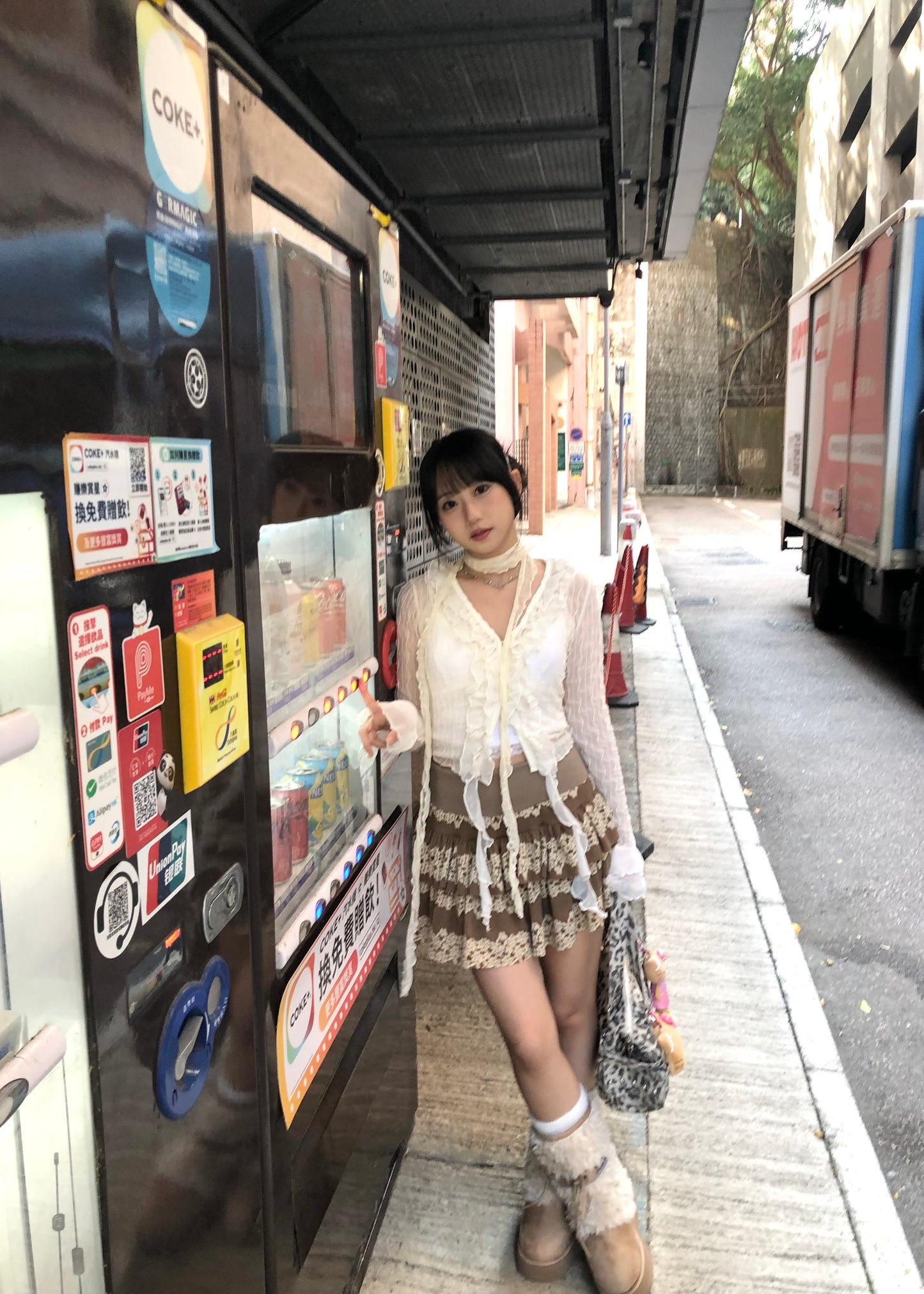 𝐄𝐦𝐢𝐥𝐢𝐚 𝐑𝐮𝐟𝐟𝐥𝐞 𝐅𝐥𝐚𝐫𝐞 𝐒𝐥𝐞𝐞𝐯𝐞 𝐓𝐨𝐩 𝐖𝐢𝐭𝐡 𝐒𝐜𝐚𝐫𝐟