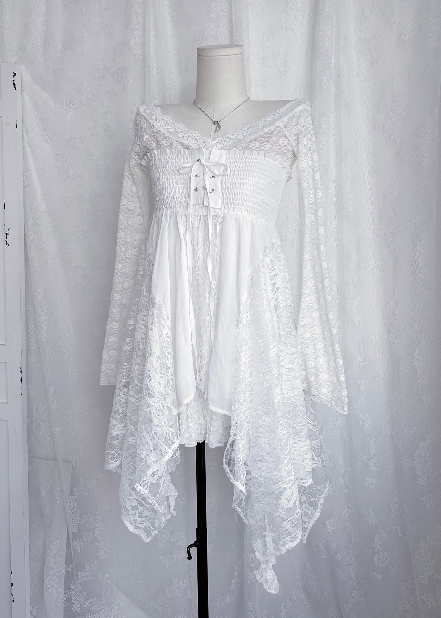 𝐕𝐞𝐥𝐢𝐞𝐭𝐭𝐚 𝐅𝐥𝐚𝐫𝐞 𝐒𝐥𝐞𝐞𝐯𝐞 𝐋𝐚𝐜𝐞 𝐓𝐨𝐩 - 𝐖𝐡𝐢𝐭𝐞