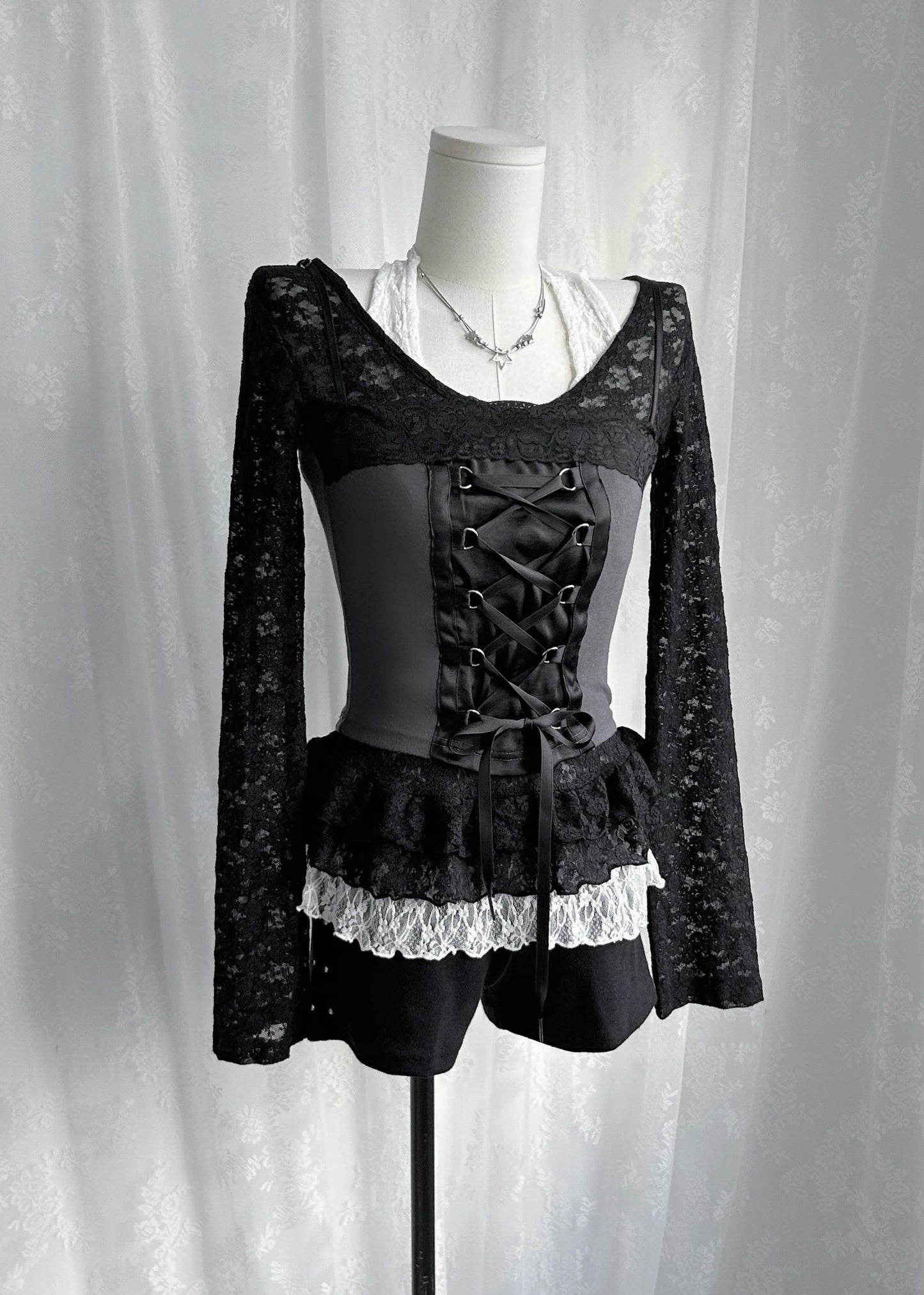 𝐕𝐢𝐯𝐢𝐞𝐧𝐧𝐞 𝐋𝐚𝐜𝐞 𝐆𝐨𝐭𝐡 𝐓𝐚𝐧𝐤 𝐓𝐨𝐩