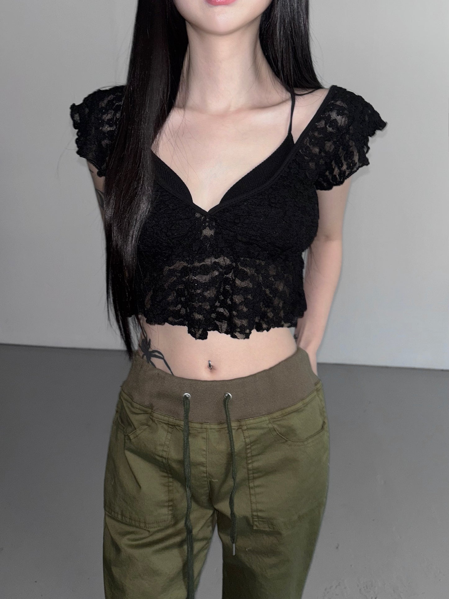 𝐕𝐢𝐯𝐢𝐢𝐚 𝐅𝐥𝐨𝐫𝐚𝐥 𝐋𝐚𝐜𝐞 𝐑𝐮𝐟𝐟𝐥𝐞 𝐓𝐨𝐩 - 𝐁𝐥𝐚𝐜𝐤