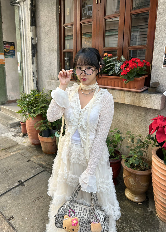 𝐄𝐦𝐢𝐥𝐢𝐚 𝐑𝐮𝐟𝐟𝐥𝐞 𝐅𝐥𝐚𝐫𝐞 𝐒𝐥𝐞𝐞𝐯𝐞 𝐓𝐨𝐩 𝐖𝐢𝐭𝐡 𝐒𝐜𝐚𝐫𝐟