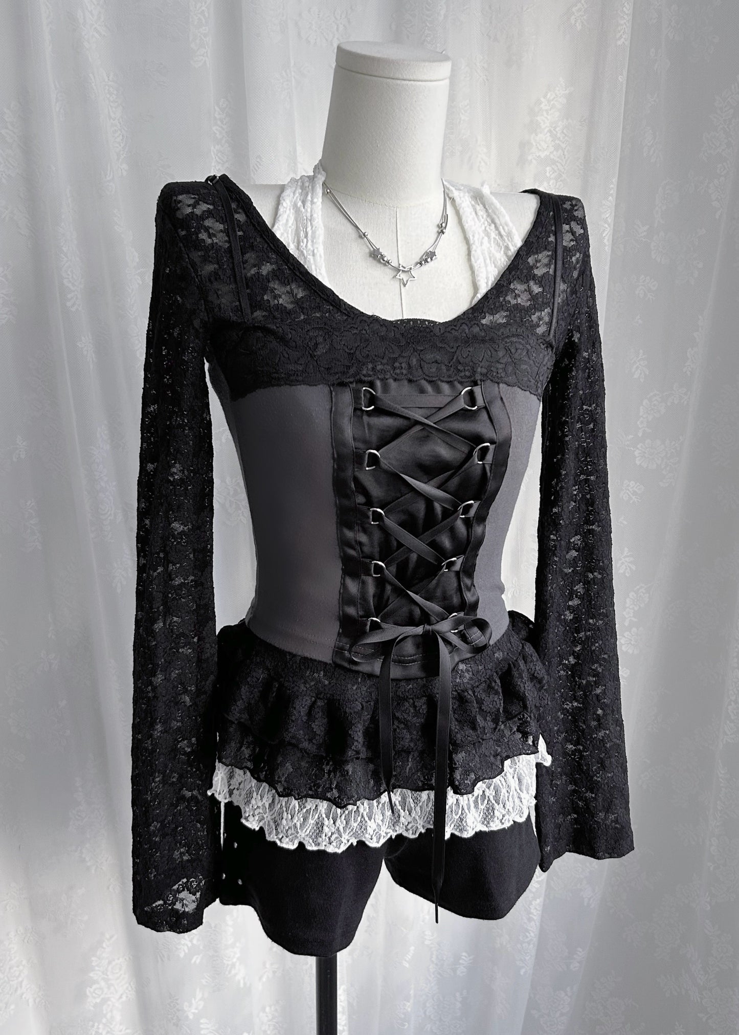 𝐕𝐢𝐯𝐢𝐞𝐧𝐧𝐞 𝐋𝐚𝐜𝐞 𝐆𝐨𝐭𝐡 𝐓𝐚𝐧𝐤 𝐓𝐨𝐩