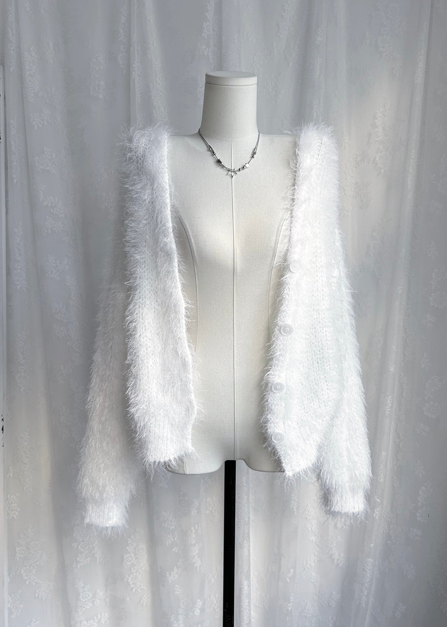 𝐌𝐨 𝐌𝐨 𝐕 𝐍𝐞𝐜𝐤 𝐂𝐚𝐫𝐝𝐢𝐠𝐚𝐧 - 𝐖𝐡𝐢𝐭𝐞