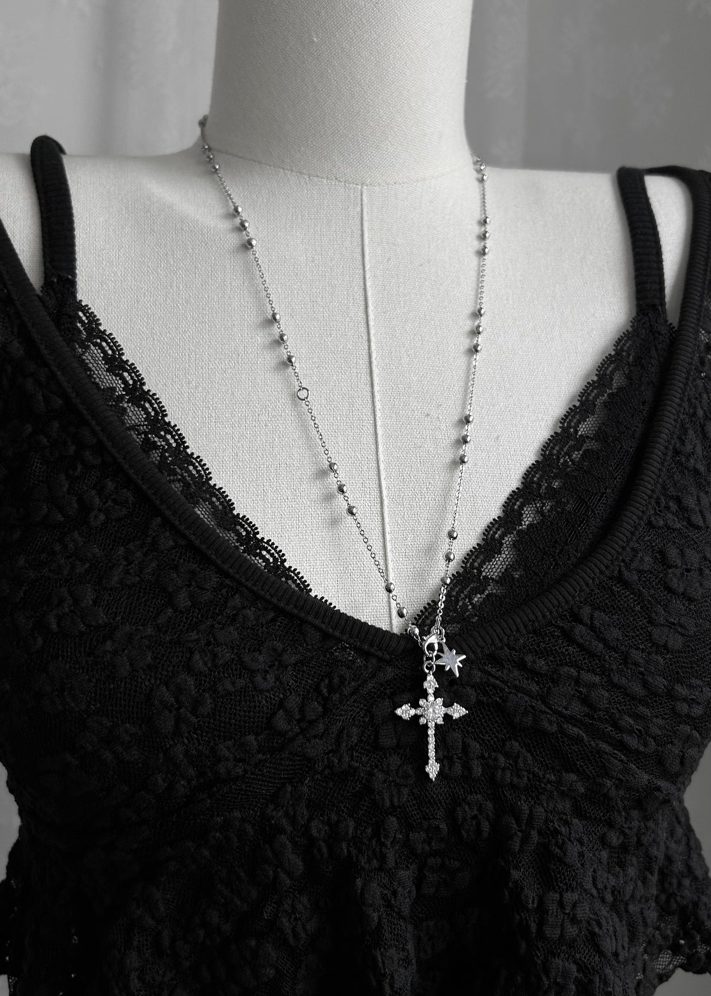 𝟑 𝐖𝐚𝐲𝐬 𝐓𝐰𝐢𝐧𝐤𝐥𝐢𝐧𝐠 𝐂𝐫𝐨𝐬𝐬 𝐍𝐞𝐜𝐤𝐥𝐚𝐜𝐞