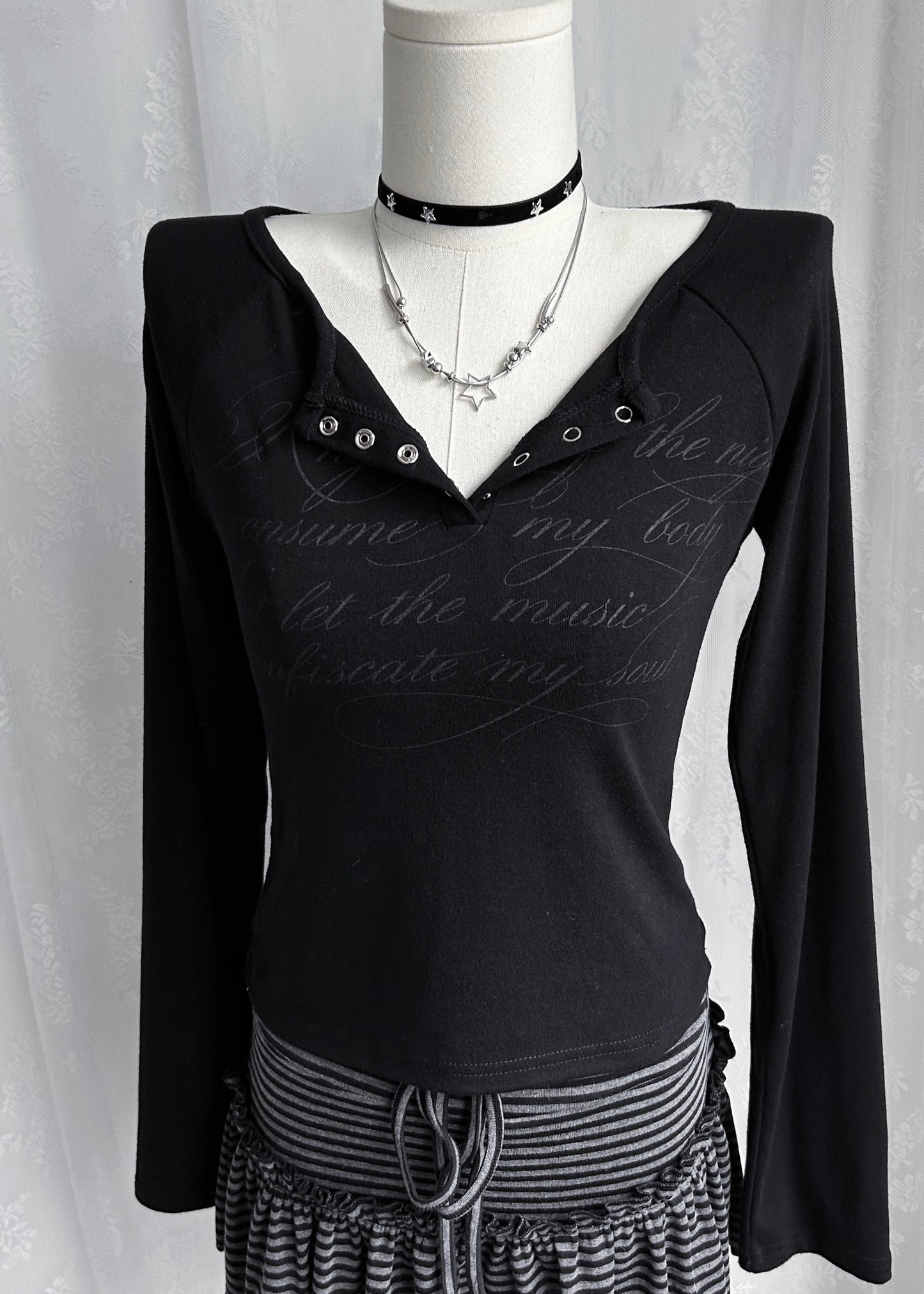 𝐋𝐮𝐝𝐨𝐯𝐢𝐜𝐚 𝐁𝐮𝐭𝐭𝐨𝐧 𝐓𝐞𝐞 - 𝐁𝐥𝐚𝐜𝐤